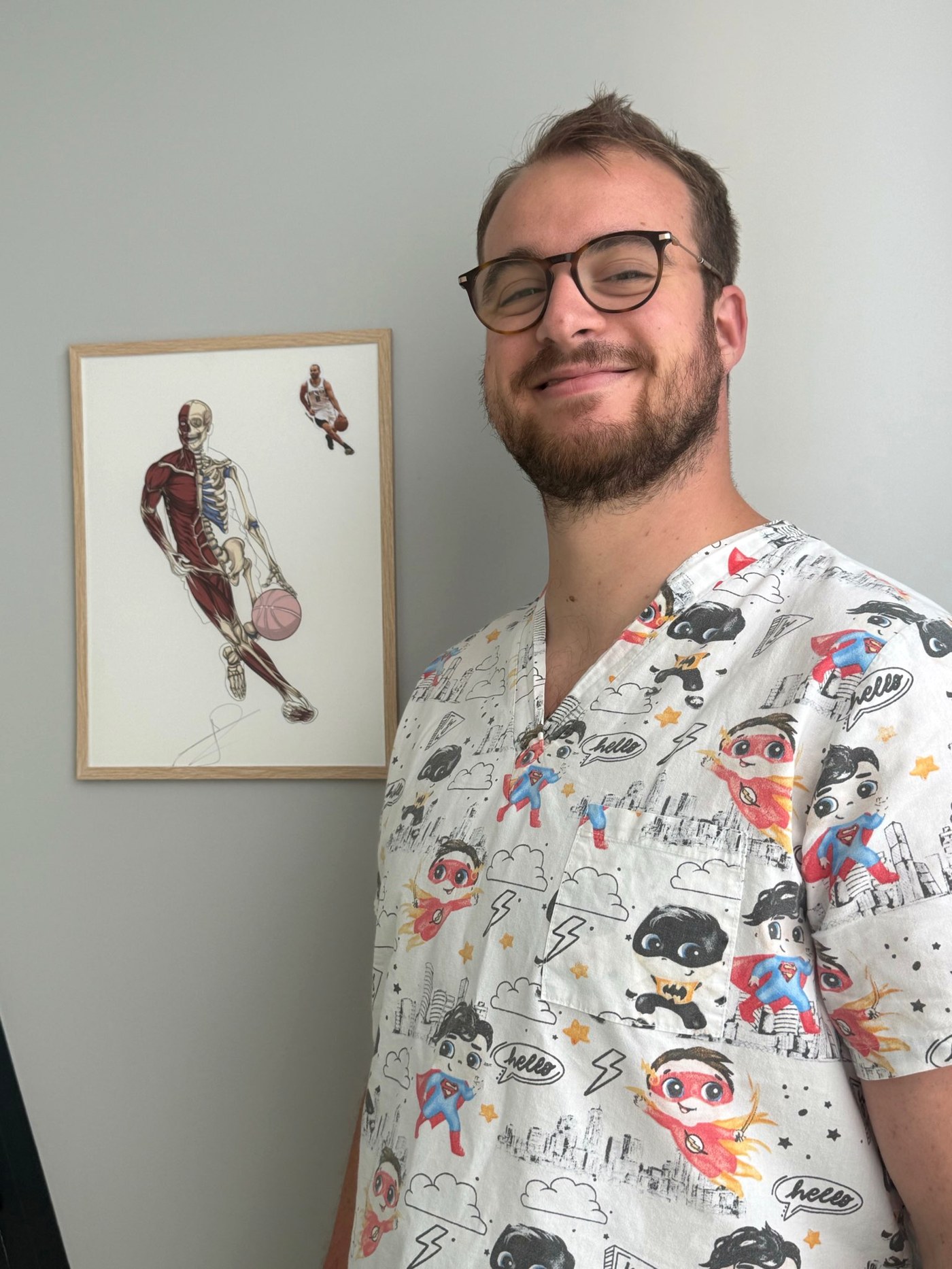 Aymeric Lefort, ostéopathe D.O. à Nantes, dans son cabinet